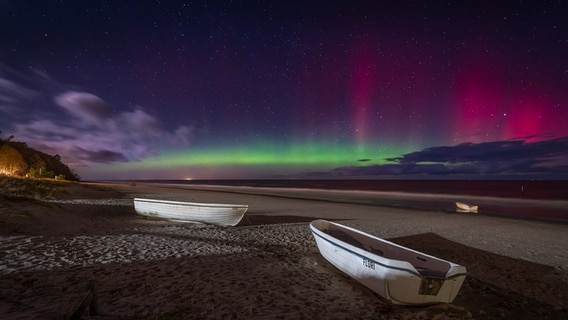 Polarlichter haben in der Nacht vom 26. auf den 27. Februar 2023 den Himmel über Ralswiek/ Rügen rot und grün leuchten lassen. © Jan Kubea aus Bansin Foto: Jan Kubea aus Bansin