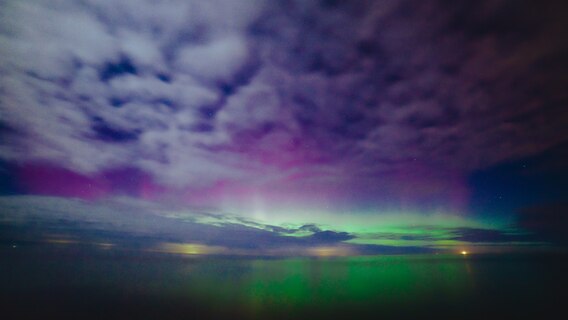 Polarlichter haben in der Nacht vom 26. auf den 27. Februar 2023 den Himmel über Westmecklenburg  rot und grün leuchten lassen. © Jan Zastrow aus Schwerin Foto: Jan Zastrow aus Schwerin