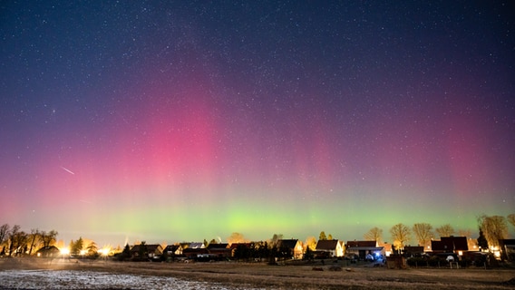 Polarlichter haben in der Nacht vom 26. auf den 27. Februar 2023 den Himmel über  rot und grün leuchten lassen. © NDR MV Foto: Erhard Plamp aus Torgelow
