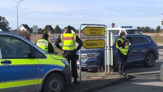 Polizisten haben auf Usedom eine Kontrollstelle aufgebaut. © NDR Foto: Screenshot