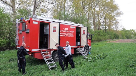 Die Tauchergruppe der Berufsfeuerwehr Rostock kam in Groß Grabow in der Nähe von Hoppenrade zum Einsatz, um nach Leichenteilen im Fluss Nebel zu suchen. © Stefan Tretropp Foto: Stefan Tretropp