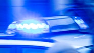 Ein Streifenwagen der Polizei ist mit Blaulicht im Einsatz. © dpa/picture alliance Foto: Jens Büttner