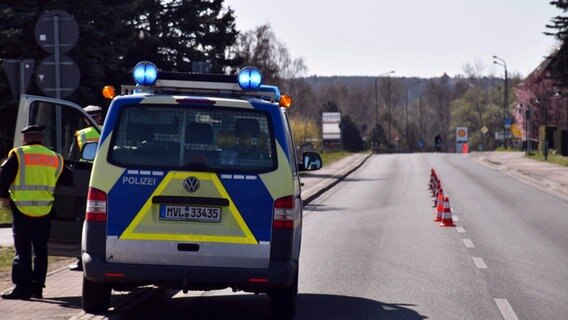 Ein Polizeifahrzeug parkt am Straßenrand, die Straße ist leer.  Foto: Christopher Niemann