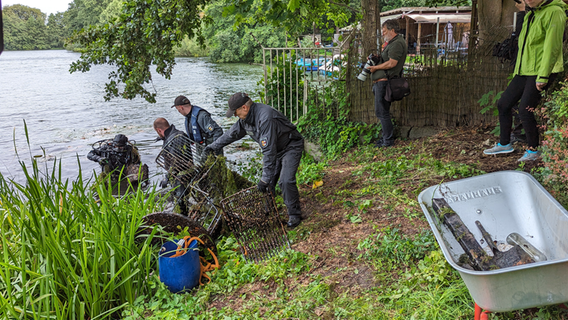 Policjanci z jeziora w Schwerinie znaleźli meble pokryte muszelkami.  © NTR Zdjęcie: Christoph Loos