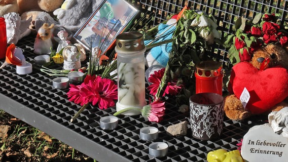 Auf einer Bank in Pragsdorf stehen nach dem Tod eines Sechsjährigen am möglichen Tatort Kerzen, Plüschtiere und Fotos. © dpa Bildfunk Foto: Bernd Wüstneck