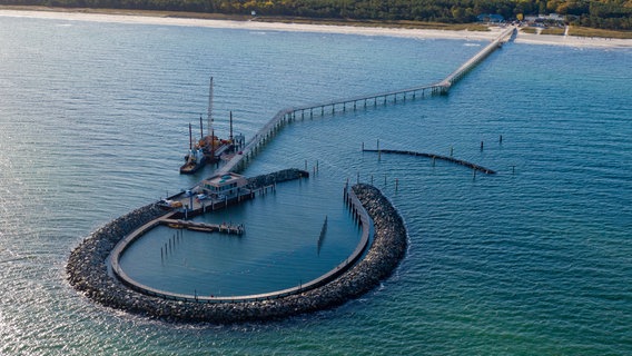 Die neue See·brücke in Prerow mit dem Insel·hafen. © dpa-Bildfunk Foto: Stefan Sauer/dpa