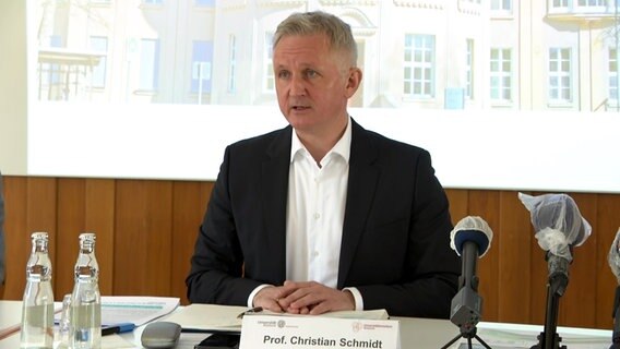Professor Christian Schmidt von der Unimedizin Rostock informiert bei einer Pressekonferenz über die aktuelle Lage zur Coronakrise in MV.  