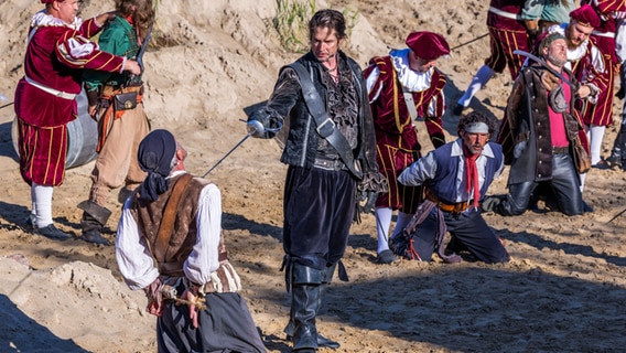 Marc Zabinski (Mitte) spielt "Capitano Cabanossi" in einer Kampfszene während der Probe für das Piraten Open Air "Das Geheimnis der Galeone". © dpa Foto: Jens Büttner