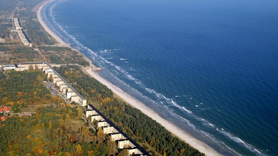 Häuser der nie fertiggstellten KdF-Erholungsanlage in Prora auf Rügen  Foto: Klaus Grabowski