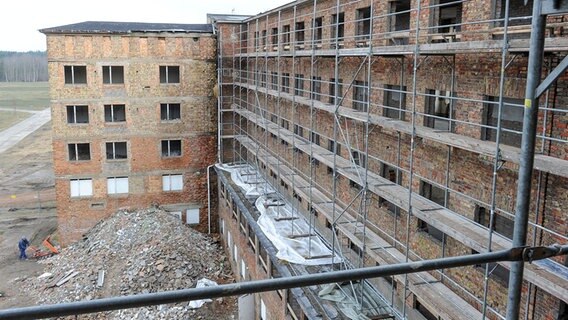 Ein Baugerüst an einem Block des denkmalgeschützten Komplexes Prora  Foto: Stefan Sauer