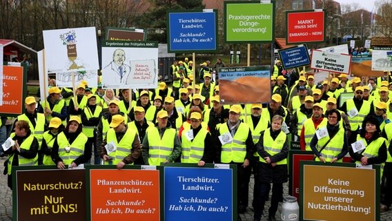Mitglieder des Bauernverbandes protestieren mit Schildern und Fähnchen © DPA-Bildfunk Foto: Bernd Wüstneck