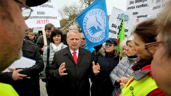 Landesagrarminister Till Backhaus (M, SPD) spricht mit den protestierenden Umwelt- und Tierschutzverbänden © DPA-Bildfunk Foto: Bernd Wüstneck