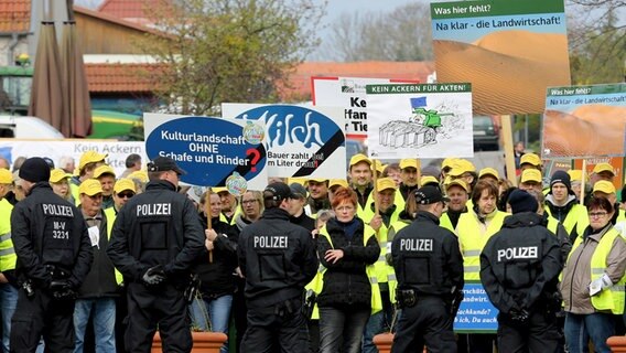 Polizei sichert die Kundgebung der Mitglieder des Bauernverbandes am Tagungsort © DPA-Bildfunk Foto: Bernd Wüstneck