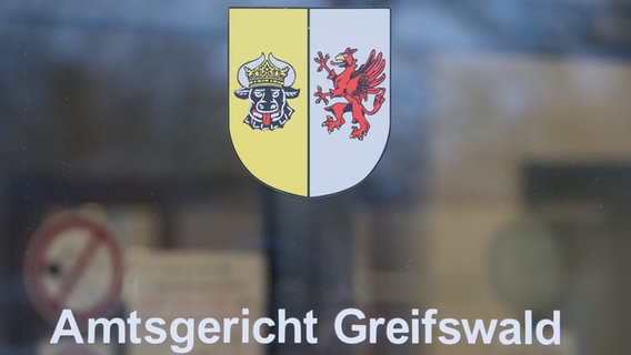 Auf der Glastür des Amtsgerichtes in Greifswald sind Wappen und der Schriftzug "Amtsgericht Greifswald" zu lesen. © dpa-Bildfunk Foto: Stefan Sauer