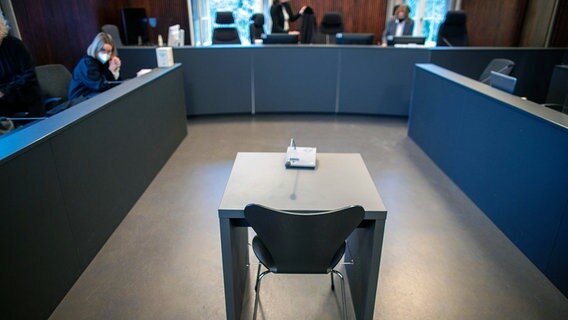 Schwerin: Der Tisch für die Befragung von Zeugen steht vor Prozessbeginn gegen einen Mann im Verhandlungssaal im Landgericht. © dpa-Bildfunk Foto: Jens Büttner/dpa-Zentralbild/dpa
