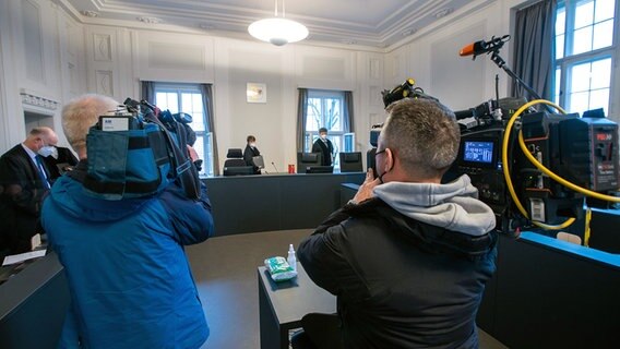 Schwerin: Kameramänner filmen Annett Kwaschik (M), Vorsitzende Richterin am Landgericht, bei der Eröffnung der öffentliche Verhandlung zwischen Genting Hongkong (r) und dem Land Mecklenburg-Vorpommern (l) über 78 Millionen Euro Hilfskredit für die MV Werften. © dpa-Bildfunk Foto: Jens Büttner/dpa-Zentralbild/dpa
