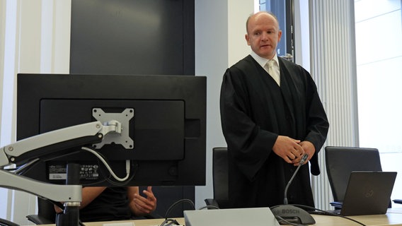 Der Angeklagte (l-r) (verdeckt) und Christian Matheja, Rechtsanwalt, warten im Gerichtssaal auf den Beginn des Prozesses wegen fahrlässiger Tötung. © dpa Foto: Bernd Wüstneck