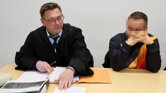 Der Angeklagte und sein Rechtsanwalt warten im Amtsgericht auf den Beginn des Prozesses wegen vorsätzlichen gefährlichen Eingriffs in den Straßenverkehr, versuchter Nötigung und versuchter gefährlicher Körperverletzung. © dpa Foto: Bernd Wüstneck