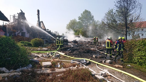 Feuer und Trümmer nach einer Explosion in Putgarten auf der Insel Rügen. © NDR Foto: Stefan Tretropp