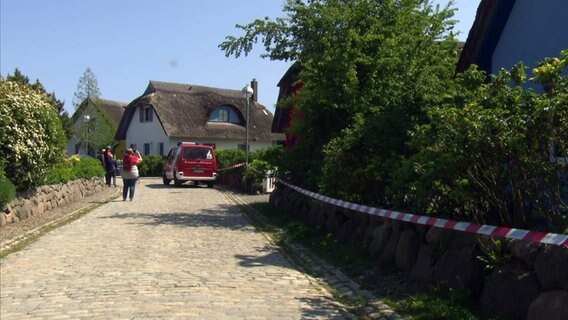 Ein Bild vom Ort der Explosion in Putgarten, wo ein Feuer und Trümmer mehrere Häuser zum Teil schwer beschädigt haben. © NDR 