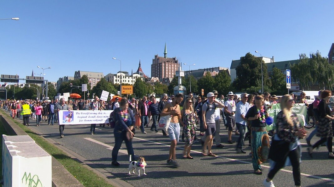 Rostock: 600 demonstrieren gegen Corona-Schutzmaßnahmen