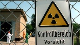 Schild warnt vor radioaktiver Strahlung © picture-alliance/dpa 