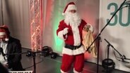 Der Weihnachtsmann tanzt auf der NDR Bühne im Funkhaus-Foyer © NDR 