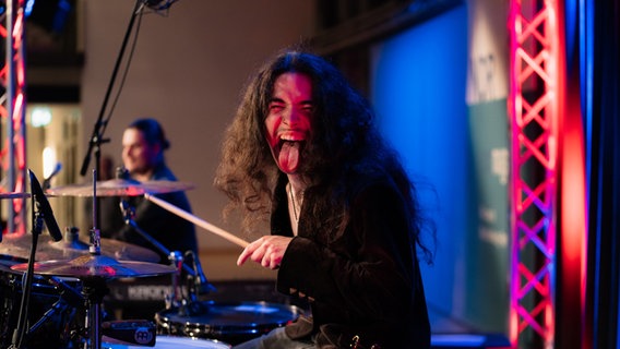 Dear Robin Drummer XX auf der Bühne am Schlagzeug © NDR Foto: Anton Fischer