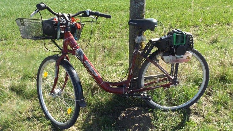 Das mit einem Rasenmähermotor frisierte Damenfahrrad eines Mannes aus Groß Teetzleben, aufgenommen von Polizeibeamten am 17.04.2018. Die Polizei hatte den Fahrradfahrer gestoppt, da er für das bis zu 52 Kilometer in der Stunde schnelle Gefährt keinen Führerschein vorweisen konnte. © Polizeiinspektion Neubrandenburg