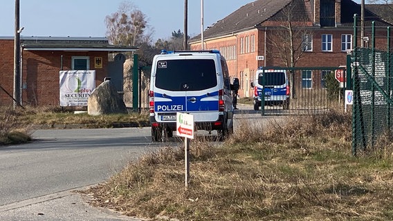 Polizeiwagen in der Nähe der Stelle, an der eine Weltkriegsbombe entschärft wird. © Michael Rödger Foto: Michael Rödger