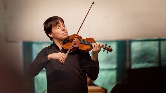 Der amerikanische Geiger Joshua Bell ist am Sonntag in Redefin aufgetreten. Zu hören waren Bach, Mozart und Tschaikowski. © Oliver Borchert Foto: Oliver Borchert