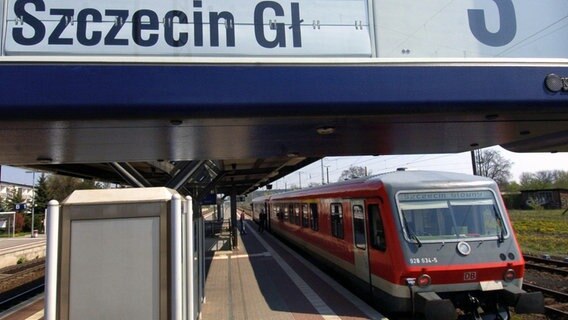 Der Regionalexpress von Hagenow ins polnische Szczecin (Stettin) fährt am 28.04.2004 in den Bahnhof von Bützow ein. © dpa - Bildfunk Foto: Jens Büttner
