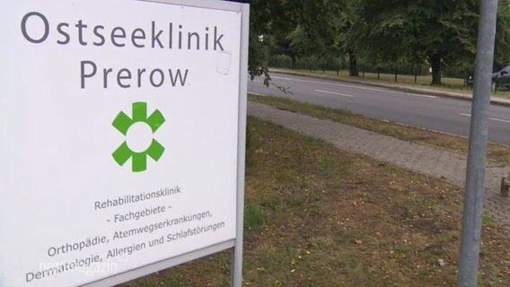 Schild vor der Ostseeklinik Prerow. © NDR 