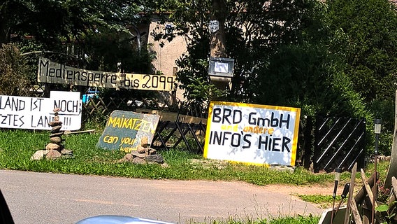 Plakate der "Reichsbürger"-Bewegung an einer Straße in Vorpommern. © NDR Foto: privat