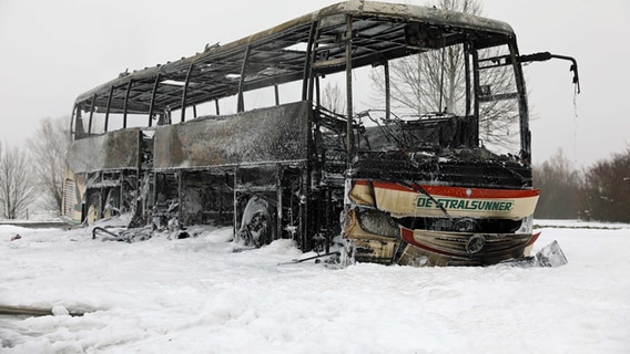 Ein ausgebrannter Reisebus wir von der Feuerwehr gelöscht. © STEFAN TRETROPP Foto: STEFAN TRETROPP