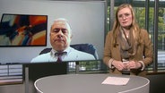 Der Rostocker Tropenmediziner Prof. Emil Reisinger im Gespräch mit NDR Reporterin Anna Lou Beckmann  