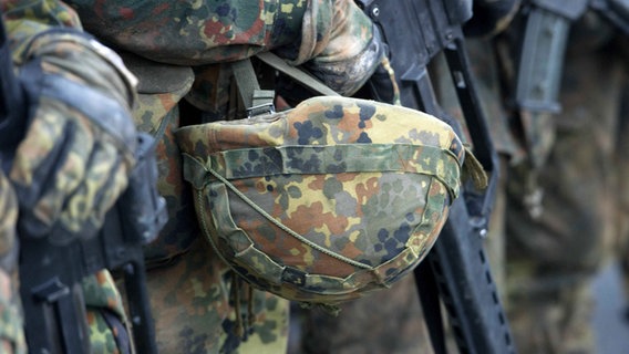 Soldaten der Bundeswehr halten einen Helm (Nahaufnahme). © dpa-Bildfunk Foto: Stefan Sauer