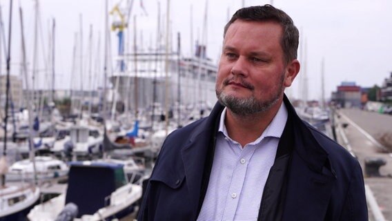 FDP-Spitzenkandidat René Domke steht in der Marina in Wismar. © NDR Foto: Screenshot