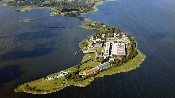 Eine Luftaufnahme des Friedrich-Loeffler-Instituts auf der Insel Riems. © Friedrich-Loeffler-Institut Foto: Walter Graupner