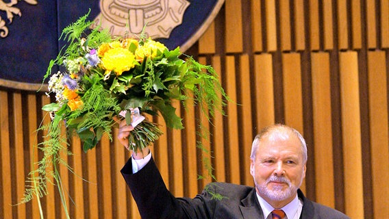 Harald Ringstorff freut sich über die Wiederwahl 2006. © picture alliance Foto: Bernd Wüstneck