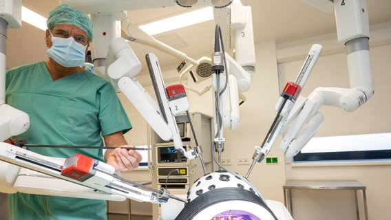 Prof. Matthias Birth, Ärztlicher Direktor und Chirurgie-Chefarzt steht im ambulanten OP-Saal am OP-Roboter "da Vinci Xi". © picture alliance/dpa Foto: Stefan Sauer