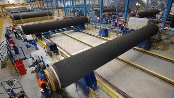 Große Pipeline-Rohre liegen auf Gestellen in einer Fabrikhalle. © dpa Foto: Stefan Sauer