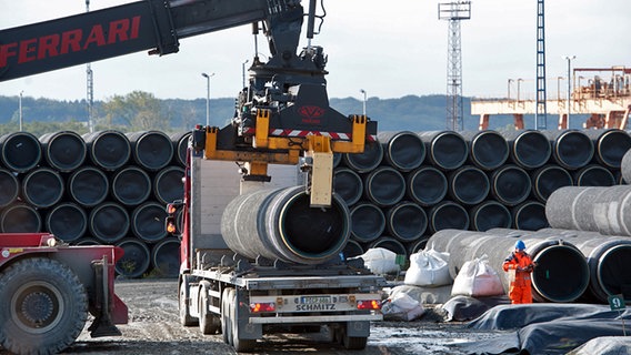 Rohre für die Ostsee-Gaspipeline werden am 07.10.2011 auf dem Gelände des Fährhafens Sassnitz-Mukran verladen. © dpa-Bildfunk Foto: Stefan Sauer