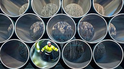 Große Pipeline-Rohre liegen auf Gestellen in einer Fabrikhalle. Große Pipeline-Rohre liegen auf Gestellen in einer Fabrikhalle. © dpa-Bildfunk Foto: Jens Büttner