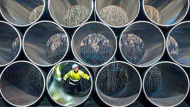 Große Pipeline-Rohre liegen auf Gestellen in einer Fabrikhalle. © dpa-Bildfunk Foto: Jens Büttner