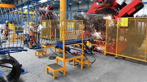 Im Beschichtungswerk für Pipeline-Rohre der Wasco Coatings Germanay GmbH in Mukran wird die Ummantelung der Stahlrohre für die Ostsee-Gaspipeline Nord Stream 2 durchgeführt. © dpa-Bildfunk Foto: Stefan Sauer