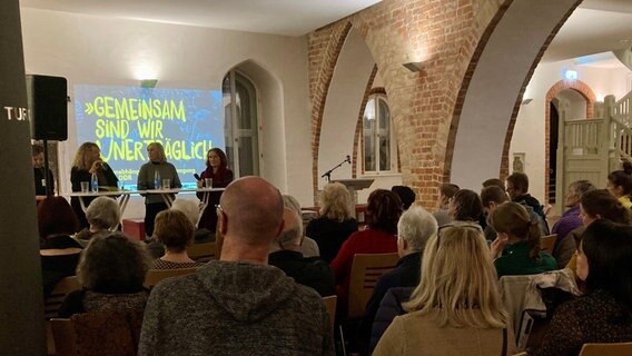 Zahlreiche Interessierte kamen zur Ausstellungseröffnung von "Gemeinsam sind wir unerträglich" im Rostocker Rathaus. Zahlreiche Interessierte kamen zur Ausstellungseröffnung von "Gemeinsam sind wir unerträglich" im Rostocker Rathaus. © NDR Foto: Maya Rollberg