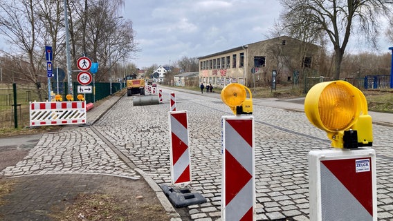 Baustellenabsperrungen stehen auf der Neubrandenburger Straße in Rostock. © NDR Foto: Carolin Beyer