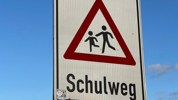 Ein Verkehrsschild zeigt das Wort "Schulweg". © NDR Foto: Jürn-Jakob Gericke