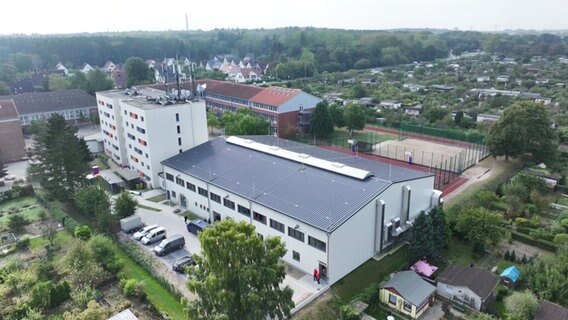 Luftaufnahme der Christophorusschule Rostock mit der neuen Sporthalle im Vordergrund. © Screenshot 
